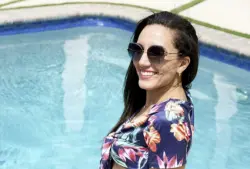 امرأة مغربية بأمريكا تحقق آلاف الدولارات شهريا من تأجير مسبح منزلها